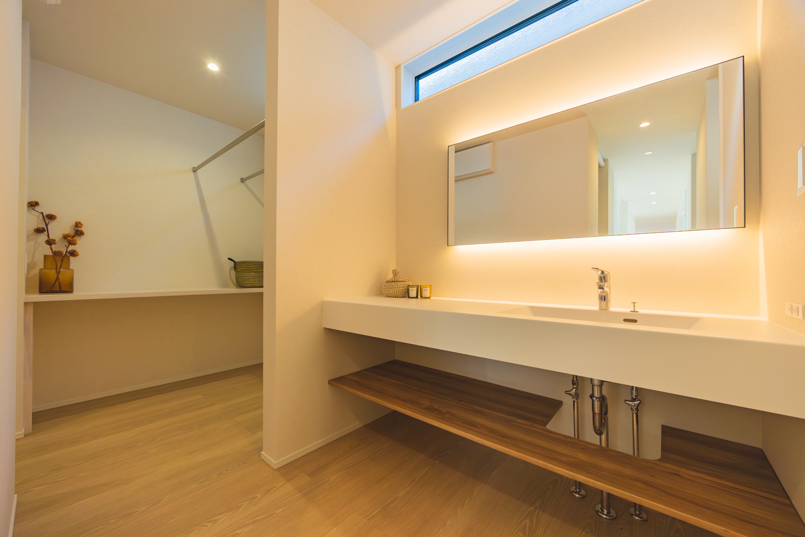 福岡県福岡市の注文住宅
中庭
ウッドデッキ
ファミリークローゼット
パントリー
フロートタイプのシューズボックス