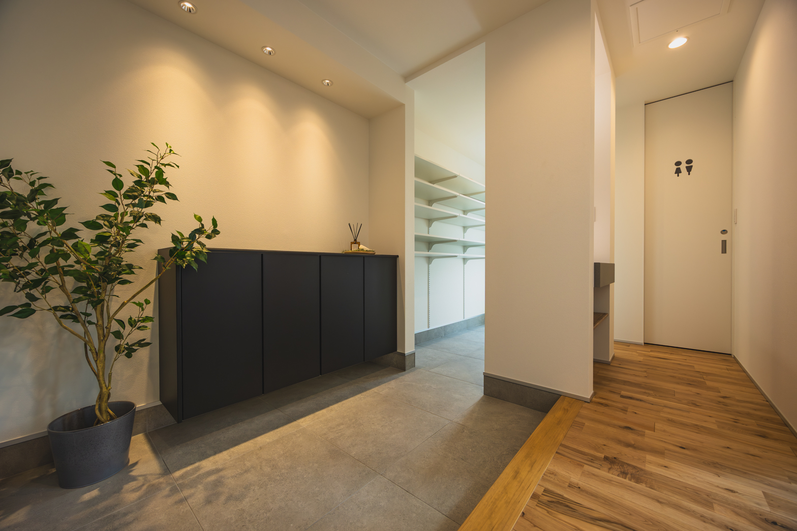 福岡県福岡市の注文住宅
吹き抜け
スリット階段
回遊性キッチン
カウンター
フロートタイプのシューズボックス