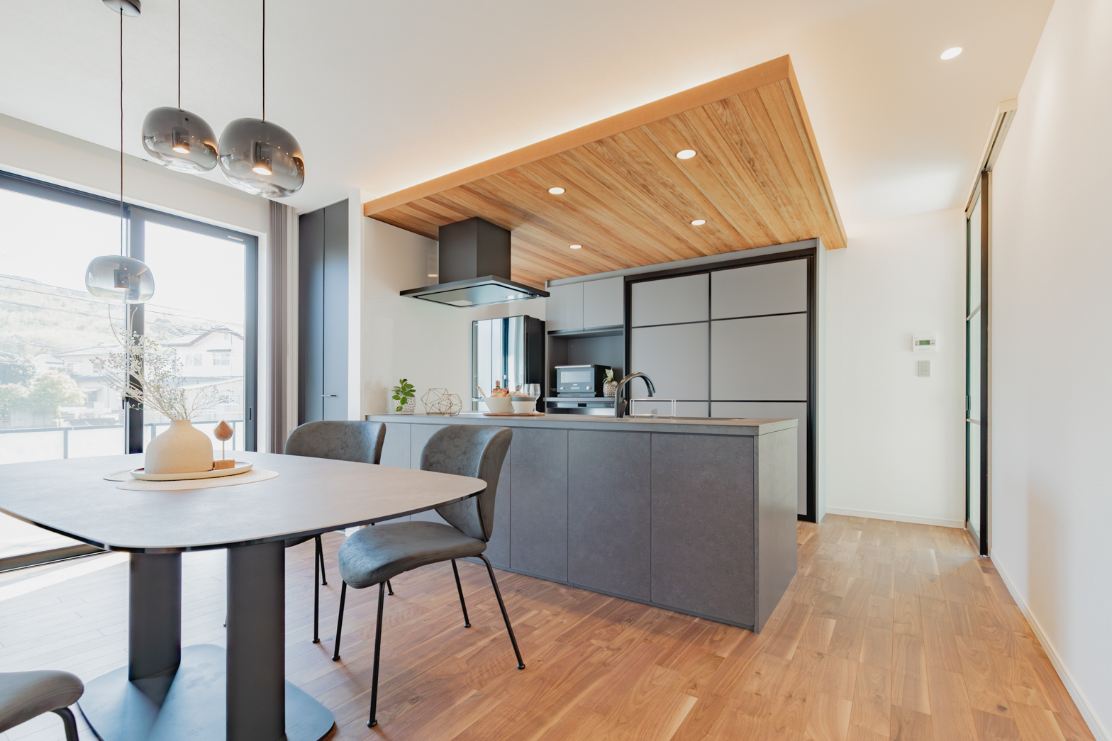 福岡県糸島市の注文住宅
スリット階段
FIX窓
書斎
下がり天井
ガレージ