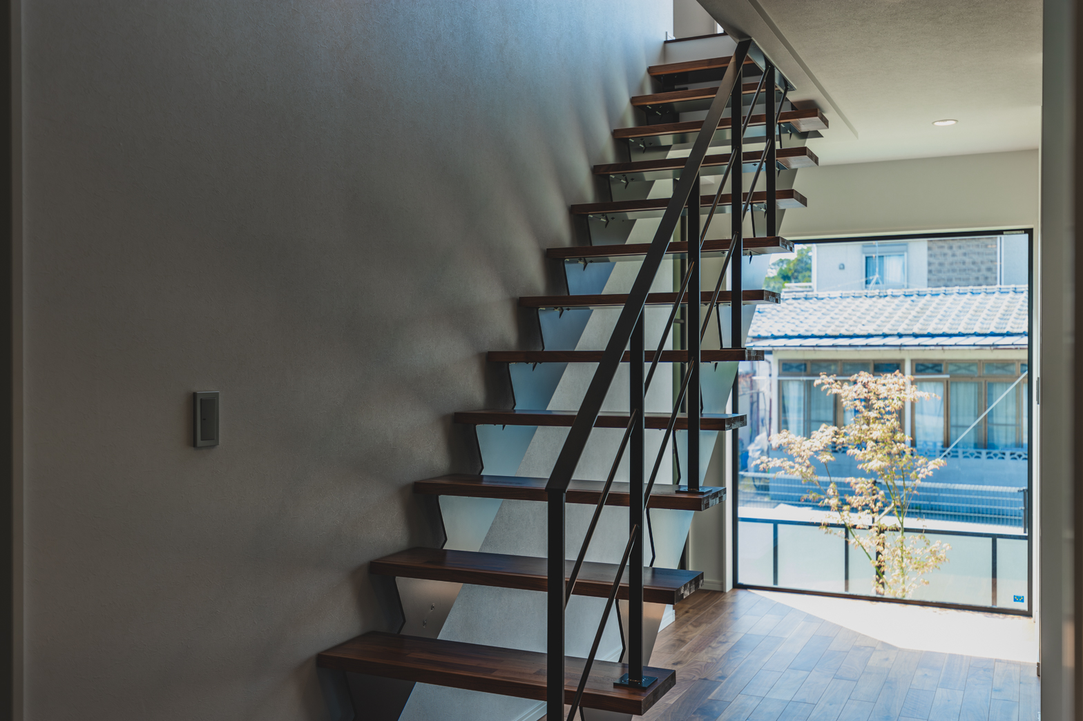 福岡県糸島市の注文住宅
スリット階段
FIX窓
書斎
下がり天井
ガレージ