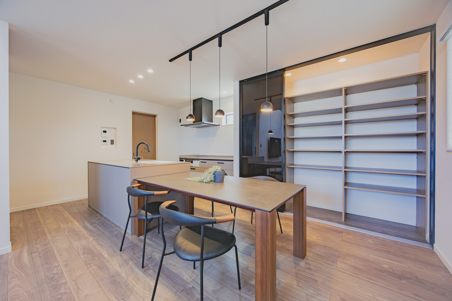 福岡県福岡市の吹き抜けとスリット階段の家
吹き抜け
スリット階段
キッチンパントリー
背面収納
壁掛けテレビ
間接照明