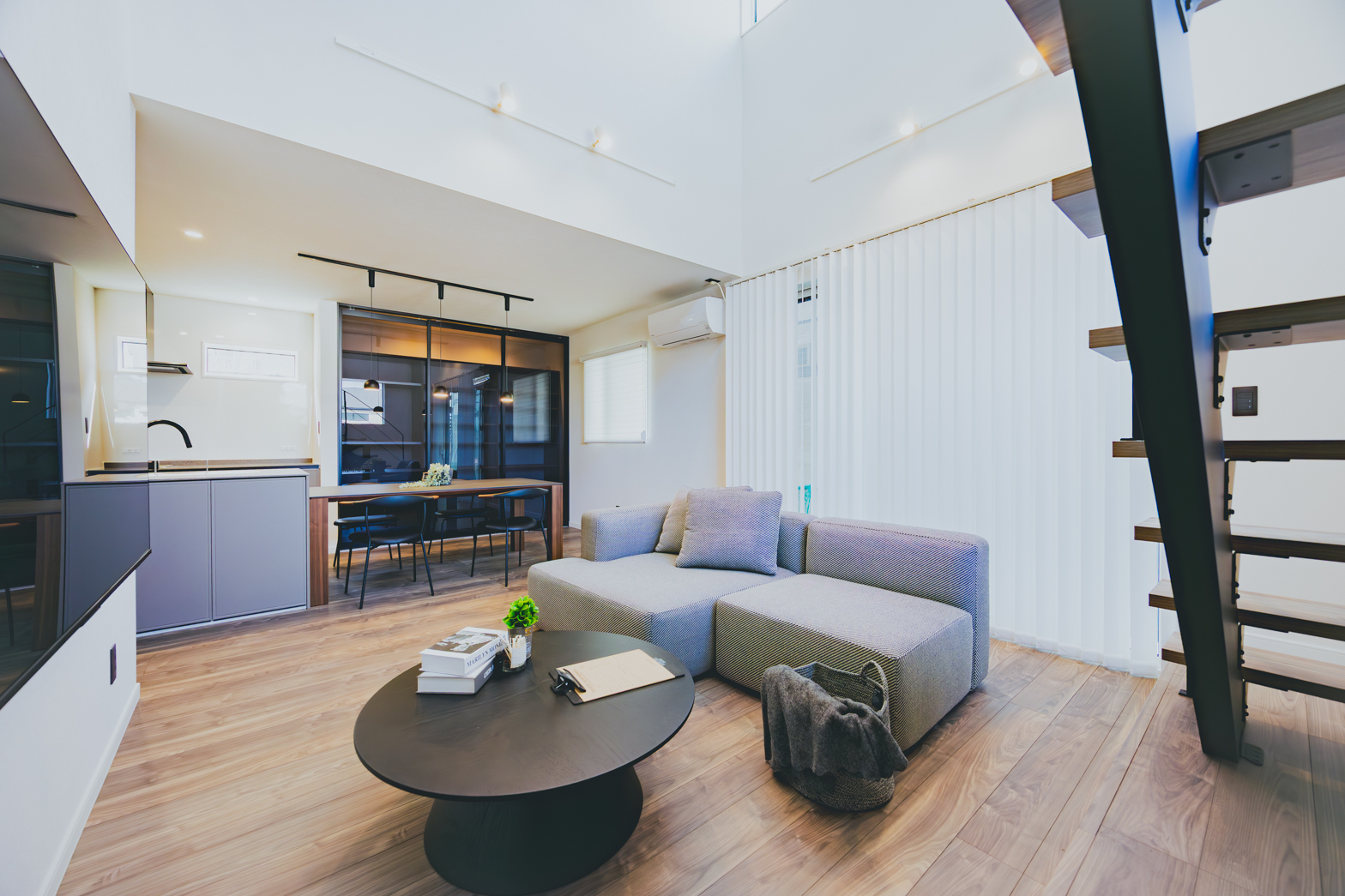 福岡県福岡市の吹き抜けとスリット階段の家
吹き抜け
スリット階段
キッチンパントリー
背面収納
壁掛けテレビ
間接照明