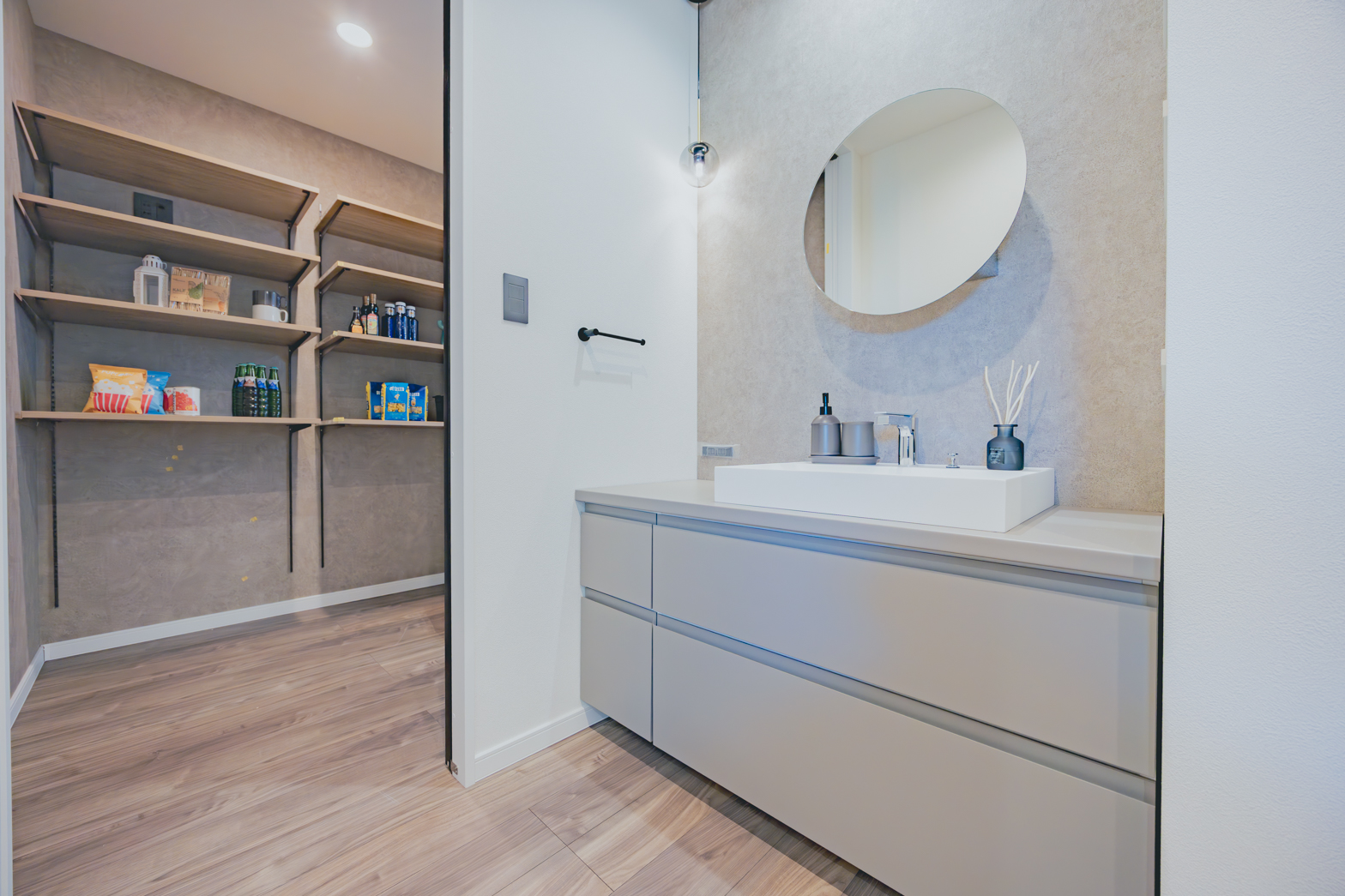 福岡県福岡市の吹き抜けとスリット階段の家
吹き抜け
スリット階段
キッチンパントリー
背面収納
壁掛けテレビ
間接照明