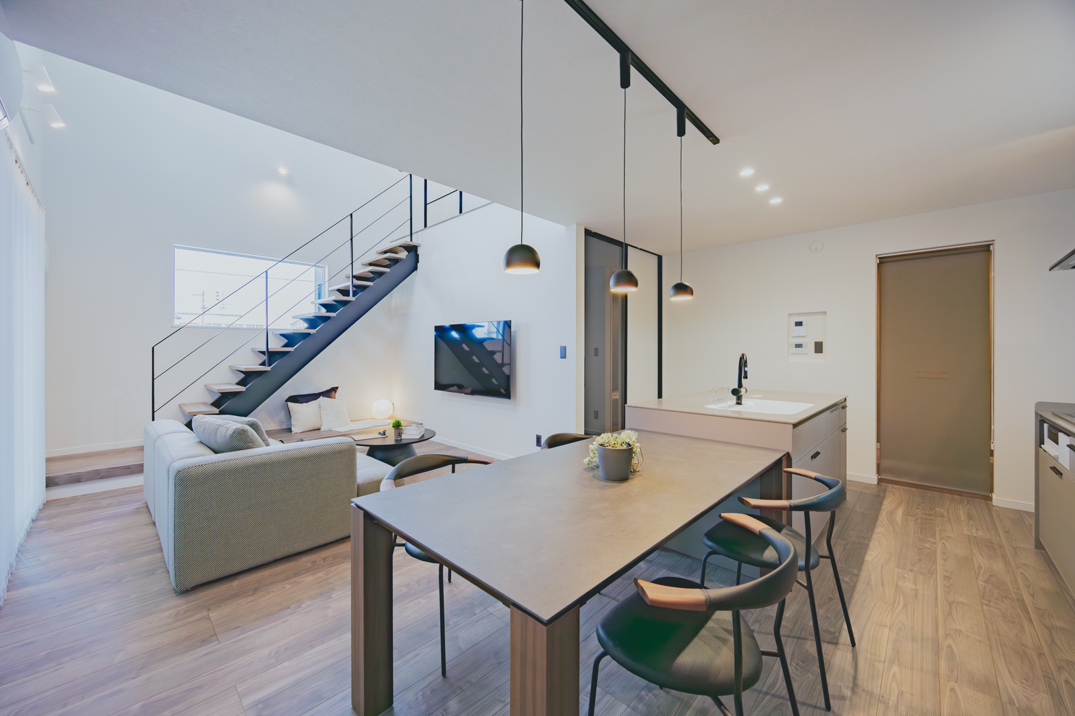 福岡県福岡市の吹き抜けとスリット階段の家
吹き抜け
スリット階段
キッチンパントリー
背面収納
壁掛けテレビ
間接照明