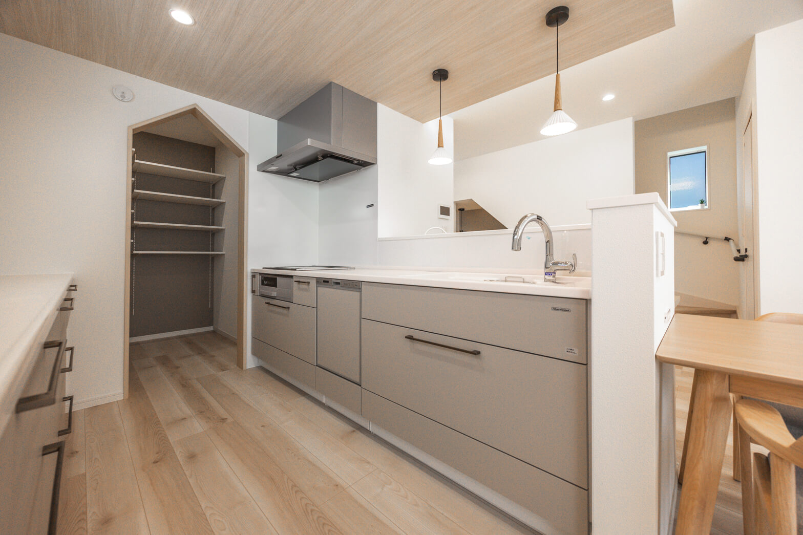 福岡県福岡市の小上がりヌックがある家
小上がりヌック
下がり天井
パントリー
カップボード