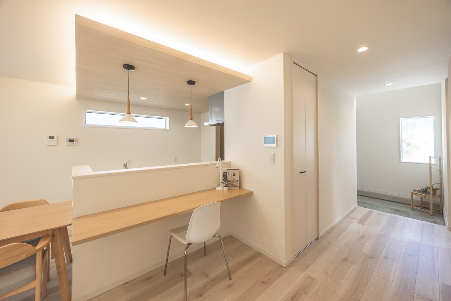 福岡県福岡市の小上がりヌックがある家
小上がりヌック
下がり天井
パントリー
カップボード