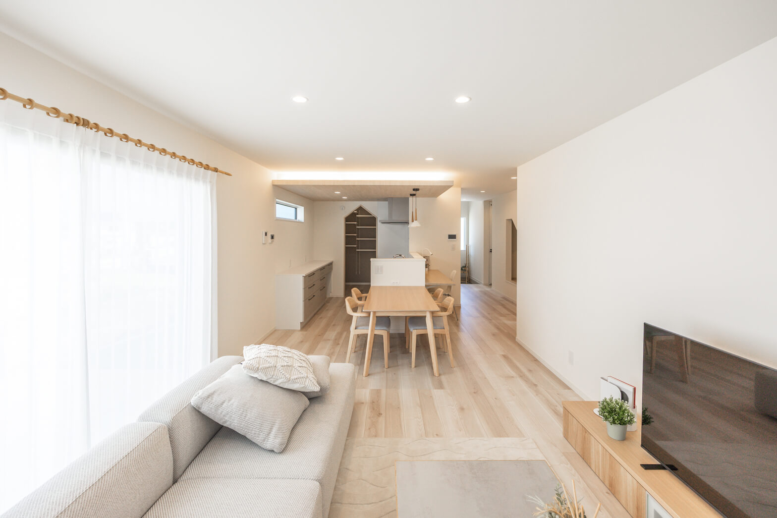 福岡県福岡市の小上がりヌックがある家
小上がりヌック
下がり天井
パントリー
カップボード