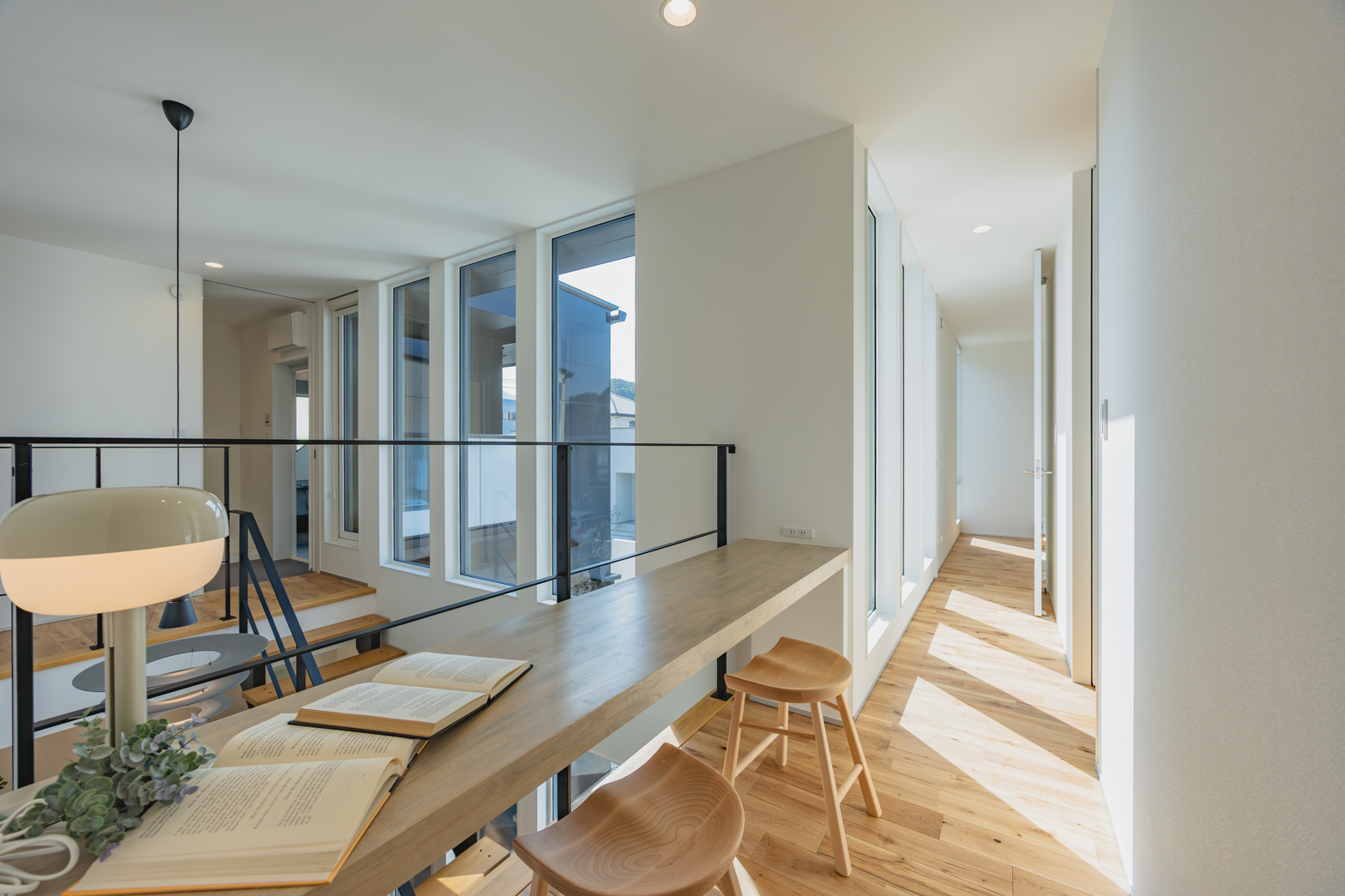 福岡県福岡市の注文住宅
吹き抜け
スリット階段
回遊性キッチン
カウンター
フロートタイプのシューズボックス