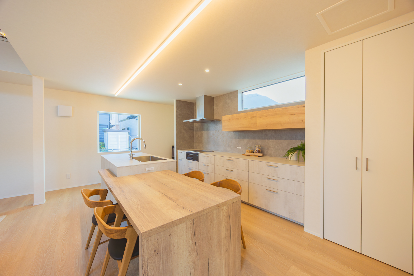 福岡県福岡市の注文住宅
中庭
ウッドデッキ
ファミリークローゼット
パントリー
フロートタイプのシューズボックス