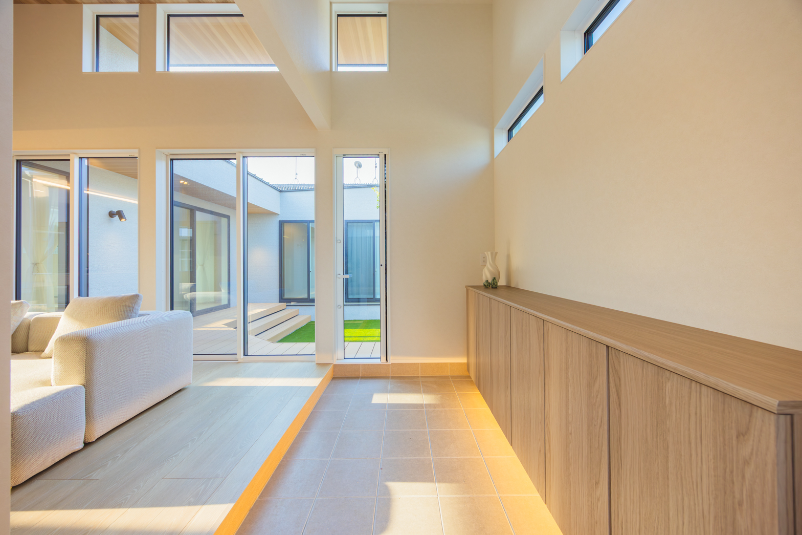 福岡県福岡市の注文住宅
中庭
ウッドデッキ
ファミリークローゼット
パントリー
フロートタイプのシューズボックス