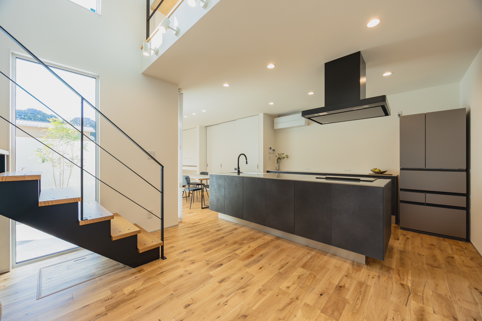 福岡県福岡市の注文住宅
吹き抜け
スリット階段
回遊性キッチン
カウンター
フロートタイプのシューズボックス