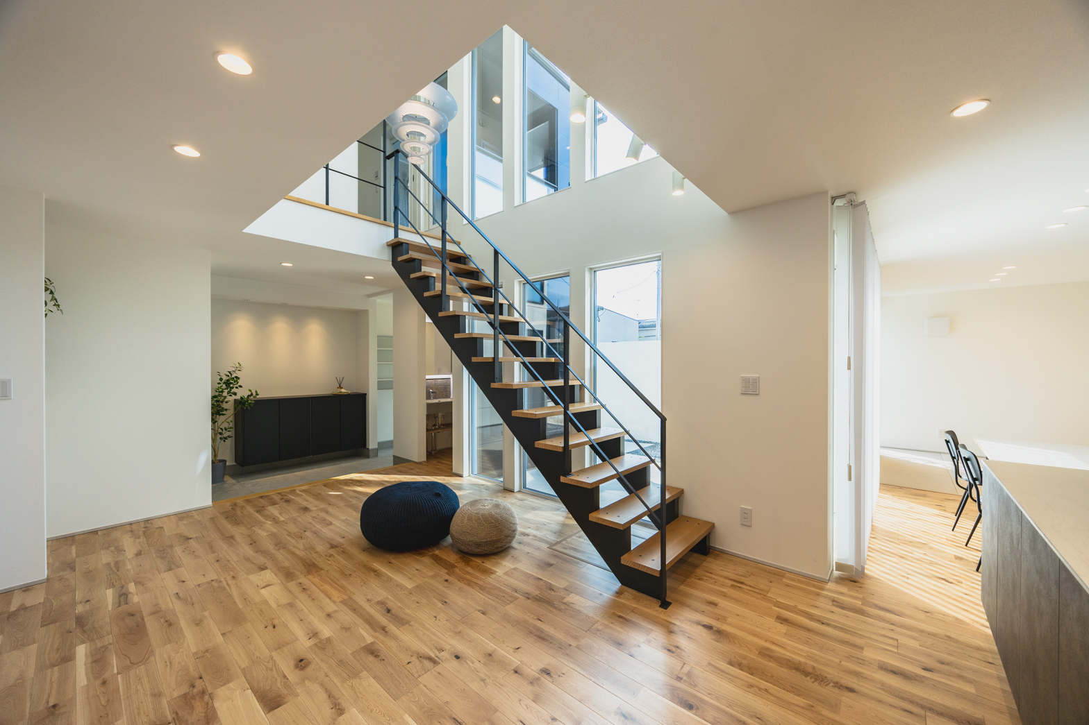 福岡県福岡市の注文住宅
吹き抜け
スリット階段
回遊性キッチン
カウンター
フロートタイプのシューズボックス