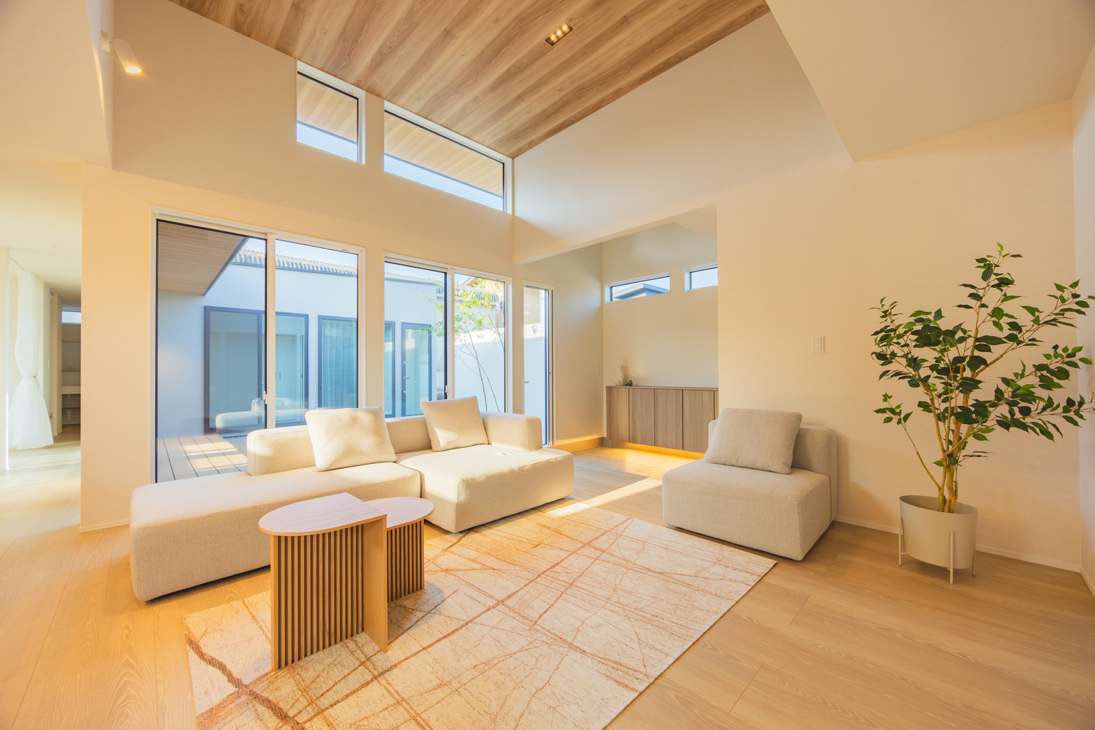 福岡県福岡市の注文住宅
中庭
ウッドデッキ
ファミリークローゼット
パントリー
フロートタイプのシューズボックス