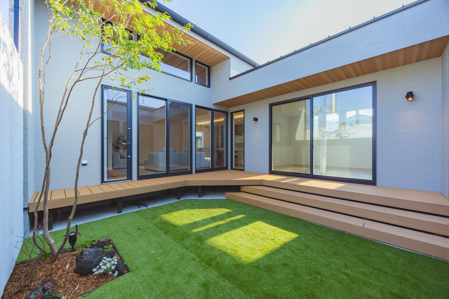 福岡県福岡市の注文住宅
中庭
ウッドデッキ
ファミリークローゼット
パントリー
フロートタイプのシューズボックス