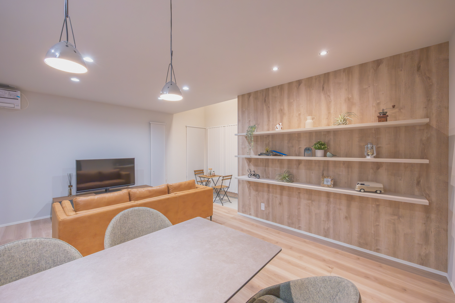 福岡県那珂川市の土間リビングと吹き抜けの家
土間リビング
吹き抜け
フリースペース
書斎
ディスプレイ収納