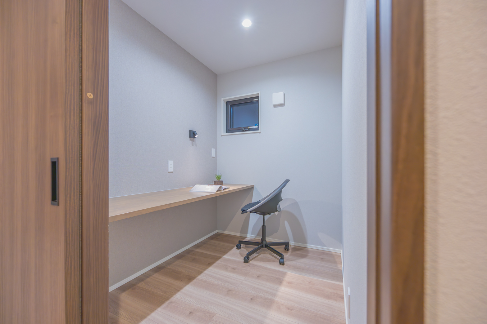 福岡県那珂川市の土間リビングと吹き抜けの家
土間リビング
吹き抜け
フリースペース
書斎
ディスプレイ収納