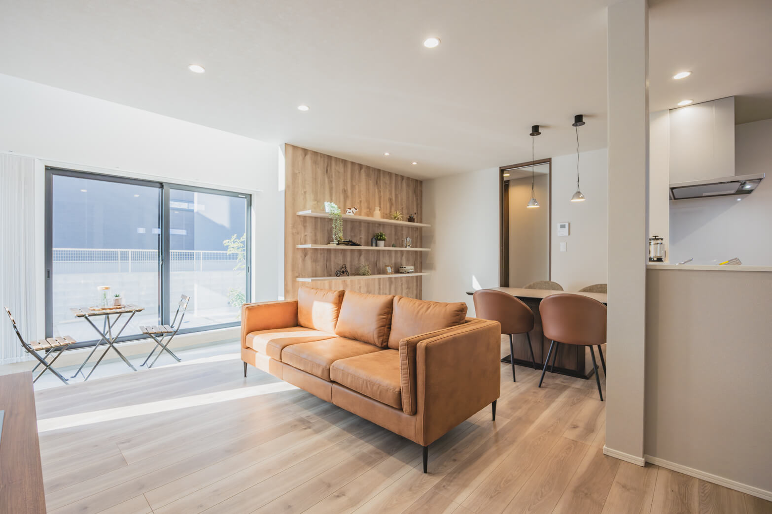 福岡県那珂川市の土間リビングと吹き抜けの家
土間リビング
吹き抜け
フリースペース
書斎
ディスプレイ収納