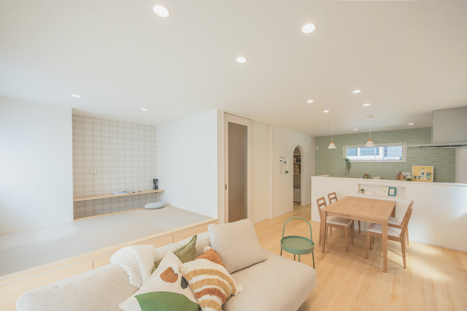 福岡県糸島市の回遊性モデルの家
小上がり畳スペース
パントリー
食洗機付き
造作洗面台
間接照明