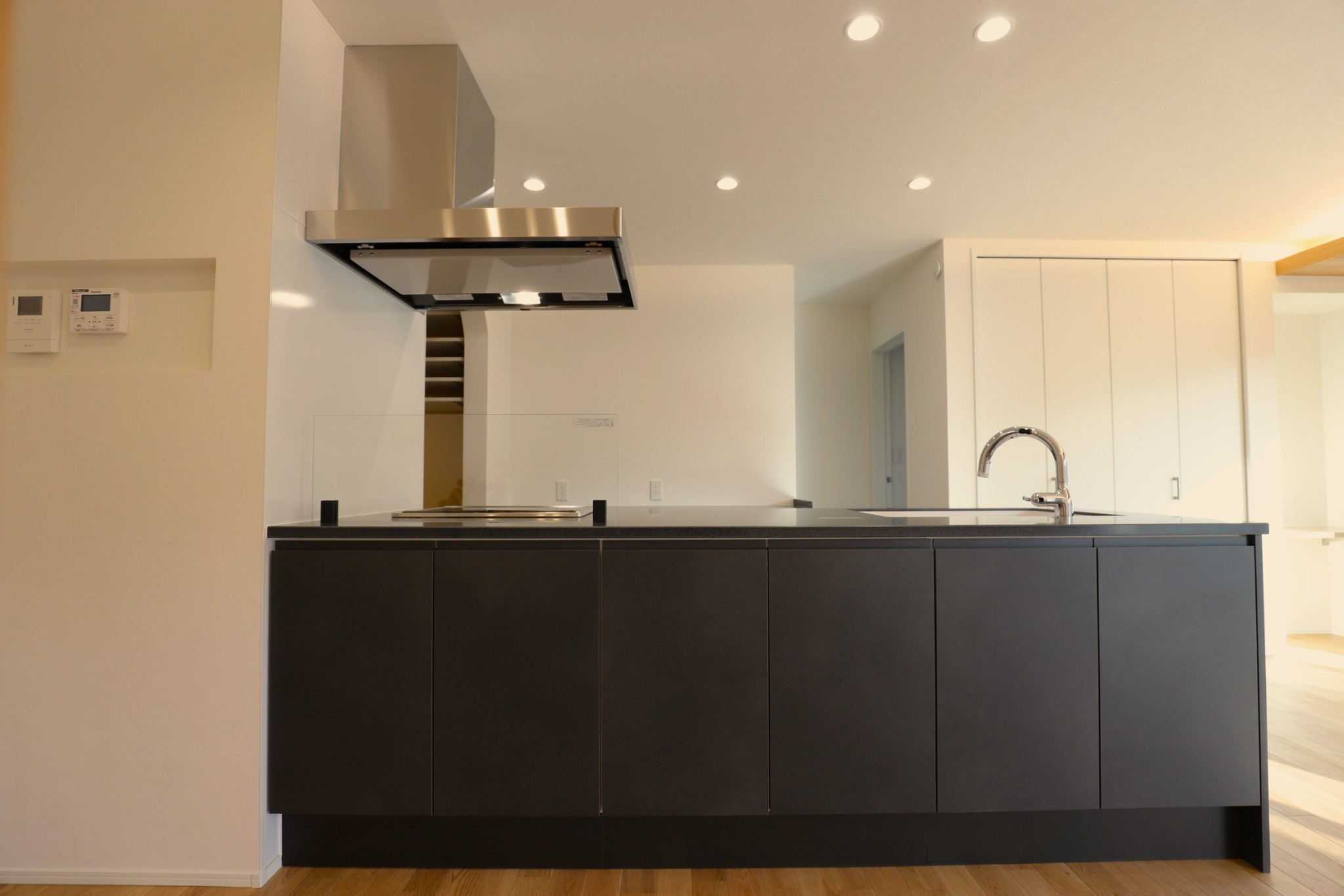 福岡県糟屋郡注文住宅
下り天井
パントリー
背面収納
小上がり畳スペース
段違い屋根