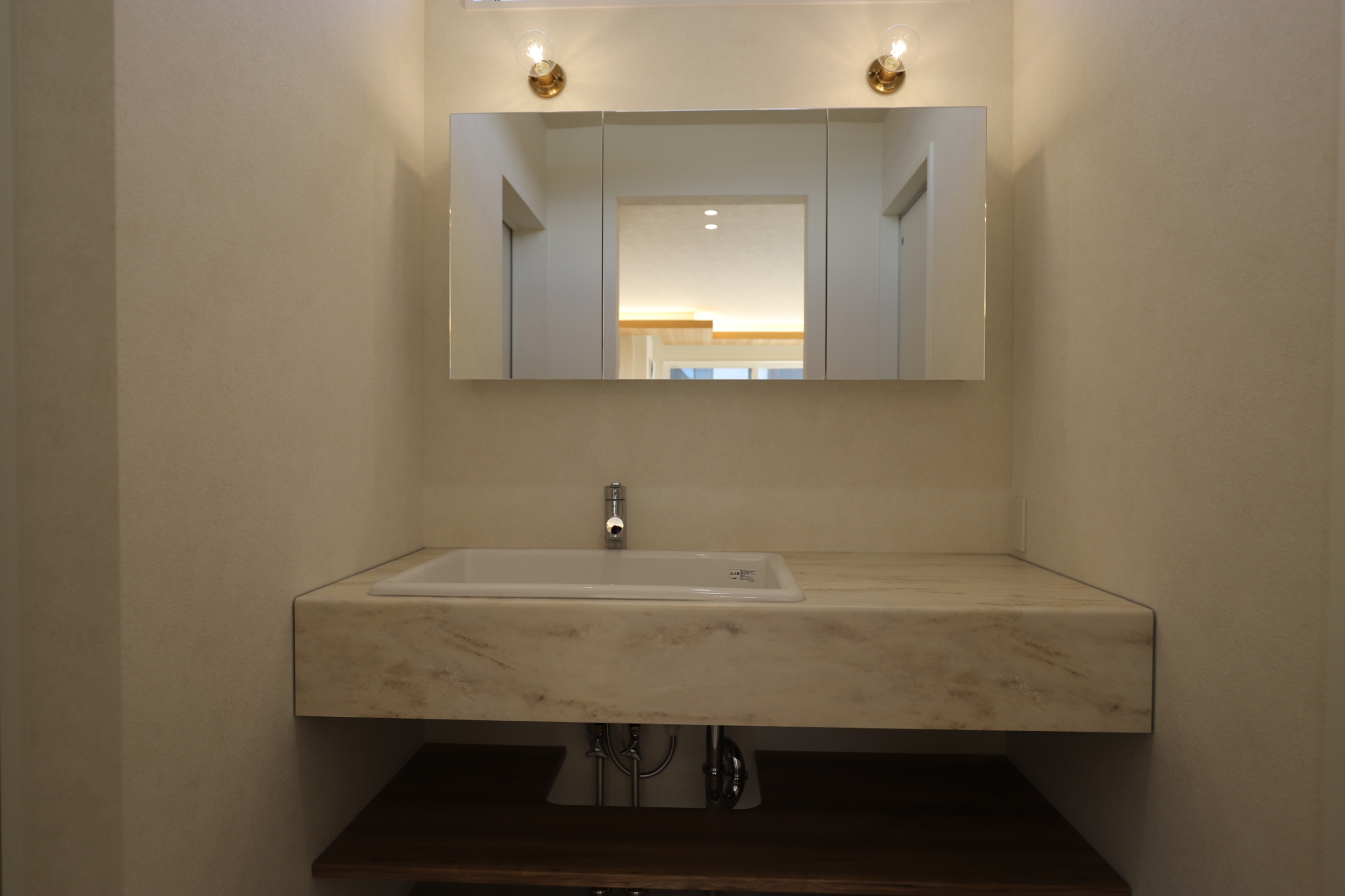 福岡県糟屋郡注文住宅
下り天井
パントリー
背面収納
小上がり畳スペース
段違い屋根