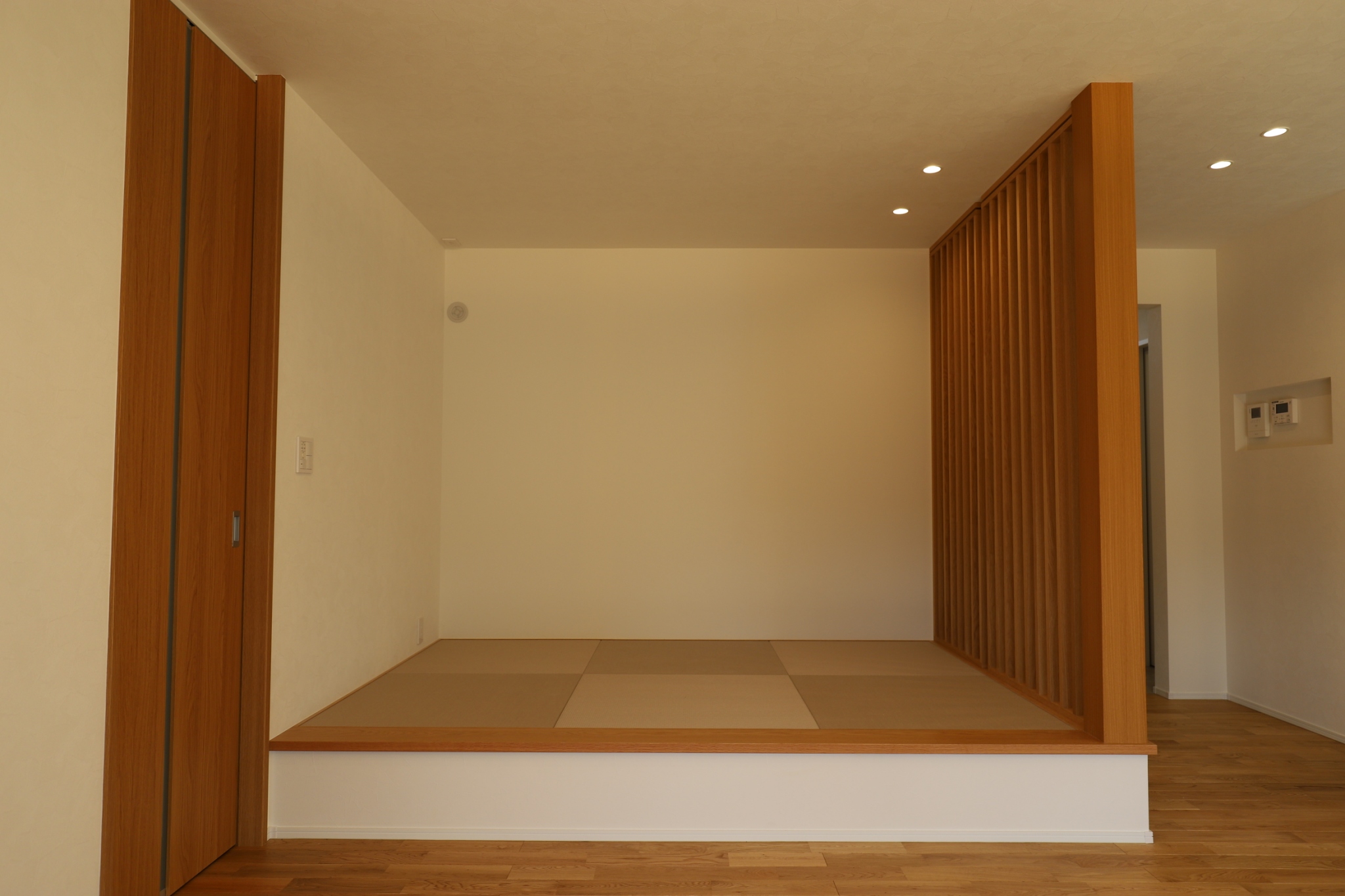 福岡県糟屋郡注文住宅
下り天井
パントリー
背面収納
小上がり畳スペース
段違い屋根