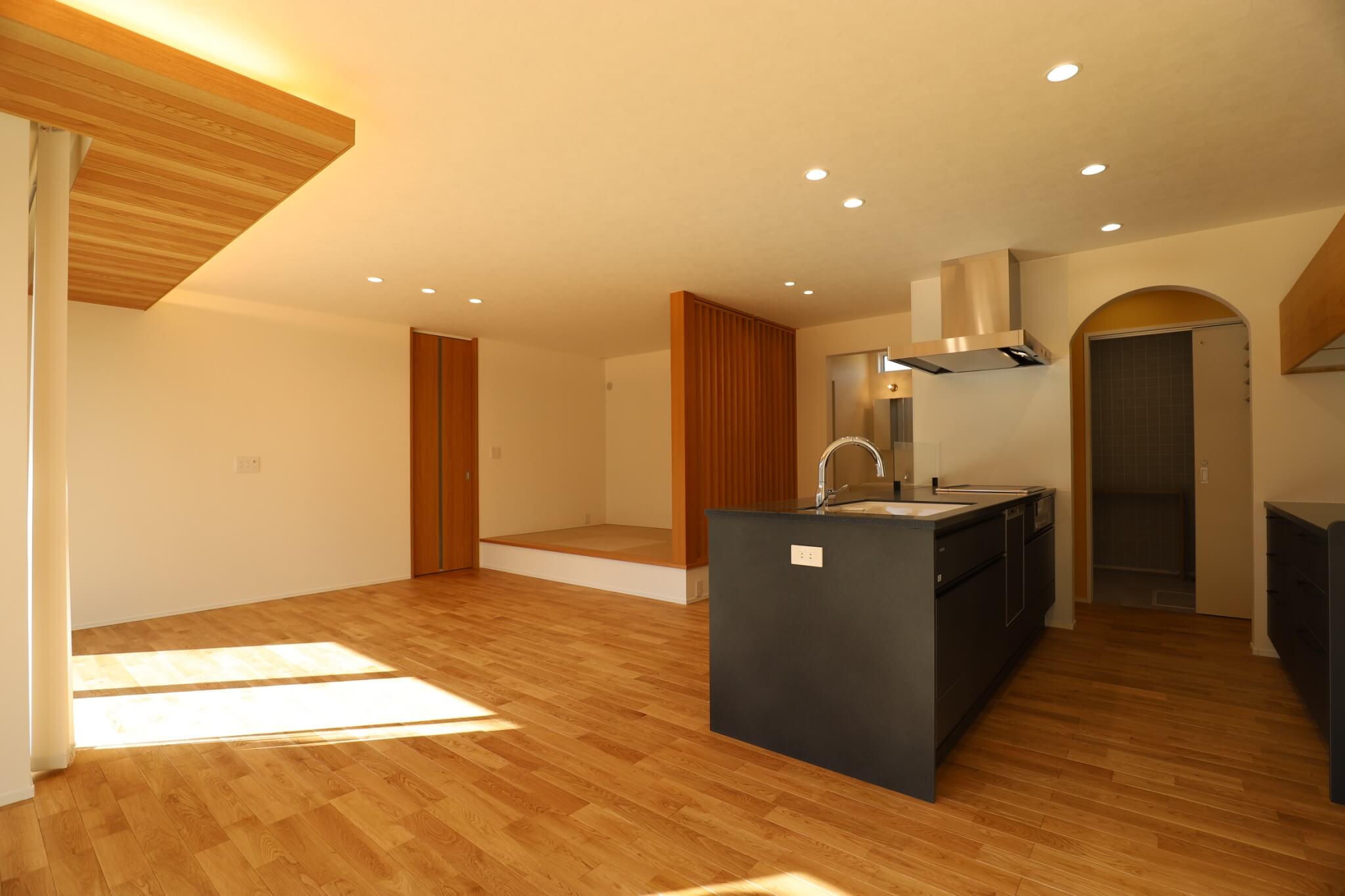 福岡県糟屋郡注文住宅
下り天井
パントリー
背面収納
小上がり畳スペース
段違い屋根